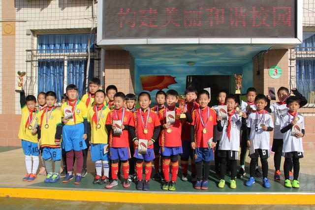 西班牙队宣布埃里克·加西亚因伤缺阵，普比尔替补出场